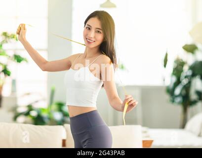 Junge Frau hält das Messlineal und glücklich, Gewicht zu verlieren Stockfoto