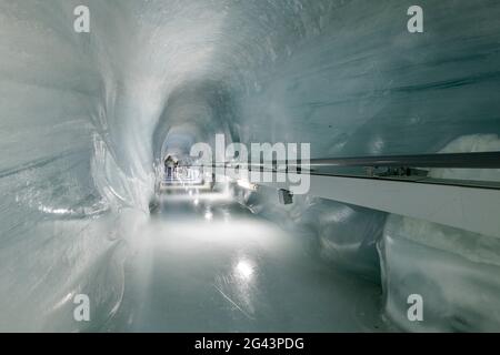 Eispalast, Eistunnel mit Menschen im Hintergrund, Jungfraujoch, Berner Oberland, UNESCO Weltnaturerbe Schweizer Alpen Jungfrau-Aletsc Stockfoto