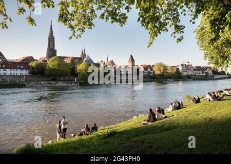 Blick von Neu-Ulm über die Donau nach Ulmer Münster und Metzgerturm, Ulm, Schwäbische Alb, Baden-Württemberg, Deutschland Stockfoto