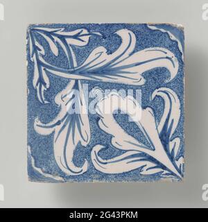 Lose Fliese aus einem Fliesenfeld. Fliese mit blau bemalten gespeicherten Blatt Ornament. Teil von Tegelveld BK-KOG-2552. Stockfoto