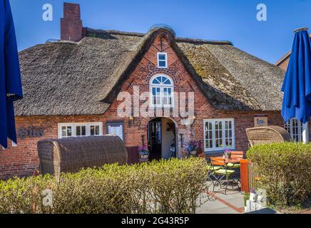 Alte Reetdachhäuser in St. Peter-Dorf, Nordfriesland, Schleswig-Holstein Stockfoto