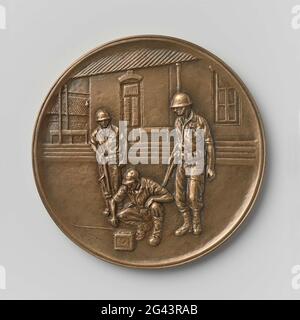 Befreiung der Zuckerfabrik Djatiroto 22. Juli 1947. Bronzemedaille in blauer Box. Vorne: Drei Marines, die Front hockt auf eine Batterie. Die beiden anderen Figuren stehen, mit dem Gewehr im Anschlag, neben der ersten. Im Hintergrund das Verwaltungsgebäude der Zuckerfabrik. Diese Schau ist von einem Gemälde abgeleitet, das den Moment darstellt, auf dem eine Gruppe von Marineinfanatikern rechtzeitig auftrat, um die Fabrik zu schützen, die von den Extremisten aufgeblasen werden soll. Rückseite: Inschrift mit dem Logo des Marineskorps. Stockfoto