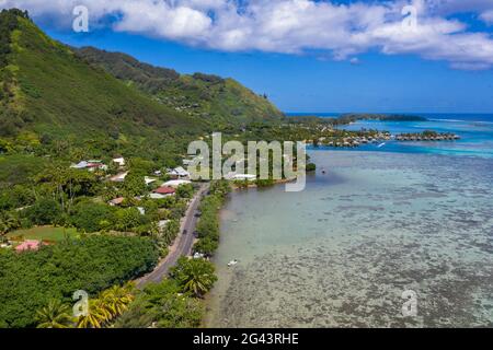 Luftaufnahme der Küstenstraße entlang der Moorea Lagune, Apootaata, Moorea, Windward Islands, Französisch-Polynesien, Südpazifik Stockfoto