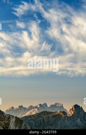 Wolkig über die Pala-Gruppe, von der Sellagruppe, der Sellagruppe, den Dolomiten, UNESCO-Weltnaturerbe Dolomiten, Venetien, Venetien, Italien Stockfoto