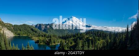 Landschaft mit schneebedeckter Mount Rainier und Eunice Lake, Mt. Rainier National Park, Washington, USA Stockfoto