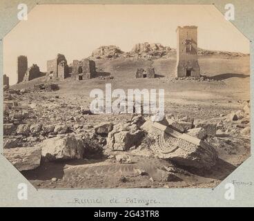 Ebene mit Ruinen in Palmyra (Syrien). Teil eines französischen Amateuralbums mit Fotos von Frankreich, Algerien, Palmyra, der Weltausstellung von 1900 und dem berühmten Fransen. Stockfoto