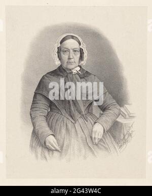 Porträt einer unbekannten Frau, möglicherweise Jacoba M. de Jong. Das Porträt befindet sich neben einem Tisch mit zwei Büchern darauf. Sie stützt den Tisch mit ihrem linken Ellenbogen. Sie trägt eine weiße Kapuze und einen dunklen Schal. Stockfoto