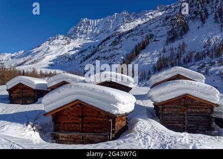 Die Hütten von Vorsaas im Loetschental, Wallis, Schweiz. Stockfoto