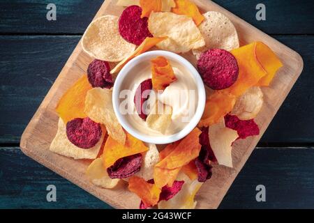 Verschiedene Gemüsechips. Rüben, Süßkartoffeln und andere Chips, von oben geschossen Stockfoto
