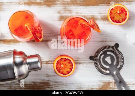 Blutorange-Cocktails liegen flach mit einem Shaker Stockfoto