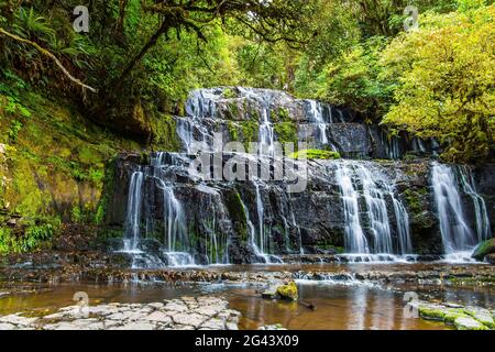 Wasserfälle im grünen Wald Stockfoto