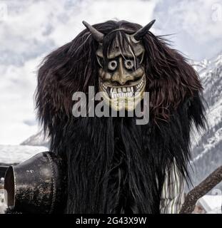 Karnevalsparade der Tschäggättä in Wiler, Lötschental, Wallis, Schweiz. Stockfoto