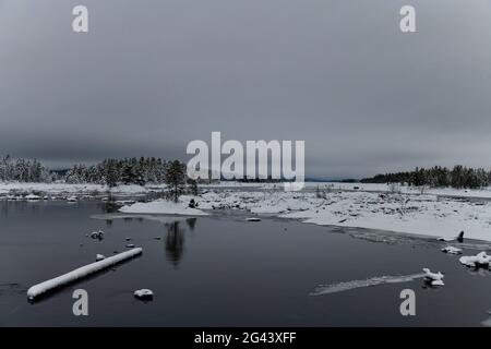 Winterstimmung am See mit Eis und Schnee, Lövdden, Lappland, Schweden Stockfoto