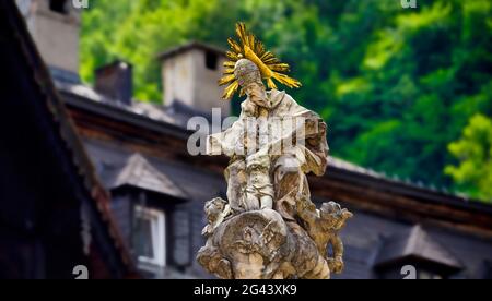 Brunnen heiliger auf dem Marktplatz von Hallstatt am Hallstätter See, Salzkammergut, Österreich, Europa Stockfoto