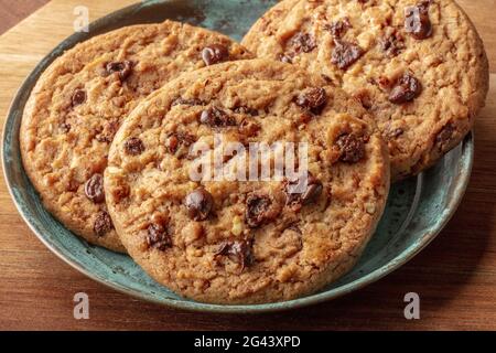 Ein Nahaufnahme Foto von Chocolate Chip Cookies auf einem rustikalen Holzhintergrund Stockfoto