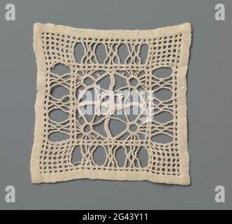 Kleid mit Randstickerei und auftauchenden Sonnen in Rautenform. Quadratisches Kleid aus naturfarbener Randstickerei, geschnitzte Arbeit. Muster mit einem Quadrat aus vier kleinen Quadraten. Jedes kleine Quadrat wird durch eine diagonale Linie mit einer „aufgehenden Sonne“ auf der Außenseite und einem Dreieck auf der Innenseite geteilt. Zusammen sorgt dies für eine Diamantform im großen Quadrat mit einem vierzackigen Stern in der Mitte. Zum großen Quadrat auf allen Seiten einen Rand mit Rechtecken, gefüllt mit Bündeln von Drähten oder mit einem dichten Gitter Arbeit mit offenen Diamanten. Eine fertige Kante in Leinenstrich auf allen Seiten. Stockfoto