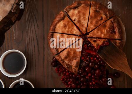 Beerenkuchen mit frischen Beeren und Marmelade Stockfoto