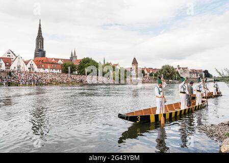 Fischerstechen an der Donau in Ulm, Ulmer Münster, Metzgerturm, Schwäbische Alb, Baden-Württemberg, Deutschland Stockfoto