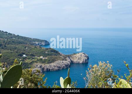 Blick von oben auf das Meer in Capri, Italien Stockfoto