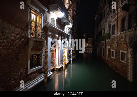 Blick auf venezianische Fassaden bei Nacht entlang eines Kanals in San Marco, Venedig, Venetien, Italien, Europa Stockfoto