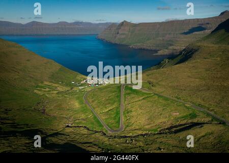 Funningur Gemeinde mit Serpentinenstraße auf der Insel Eysturoy, Färöer Inseln Stockfoto