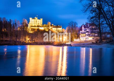 Schloss Hohenschwangau vom Alpsee am Abend, Allgäu, Bayern, Deutschland Stockfoto