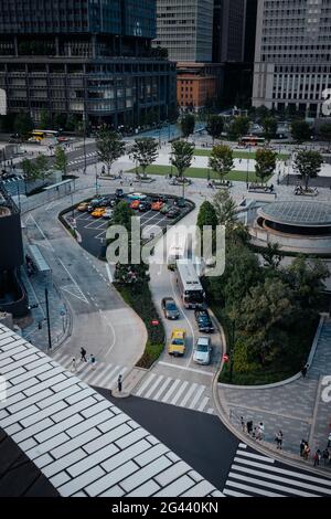 Blick auf den Verkehr vor dem Bahnhof Tokio, dem Hauptbahnhof in Tokio, Japan Stockfoto