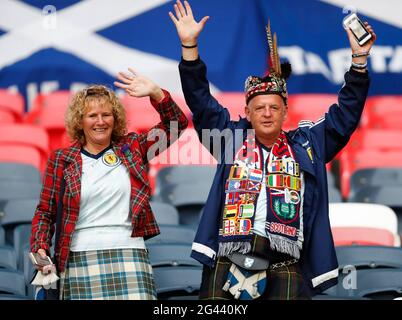 London, Großbritannien. Juni 2021. Die Fans Schottlands sind vor dem Spiel der Gruppe D zwischen England und Schottland bei der UEFA Euro 2020 in London, Großbritannien, am 18. Juni 2021, auf den Tribünen zu sehen. Quelle: Han Yan/Xinhua/Alamy Live News Stockfoto