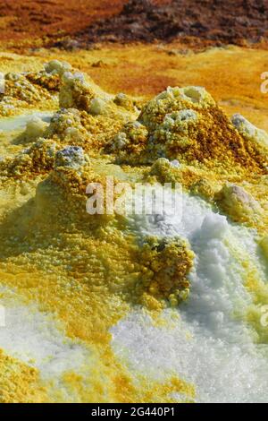 Äthiopien; Afar-Region; Danakil-Wüste; Danakil-Depression; aktive geothermische Region Dallol; schwefelhaltige Salzkruste in gelber und roter Farbe; heißes Wasser und Stockfoto