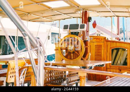 Hölzerne Kapitäne Brücke auf einer weißen Yacht mit einem schönen Lenkrad und Klapptische Stockfoto