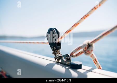 Nahaufnahme einer Winde auf einer weißen Segelyacht Stockfoto