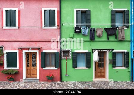 Blick auf die bunten Fassaden in Burano, Lagune von Venedig, Venetien, Italien, Europa Stockfoto