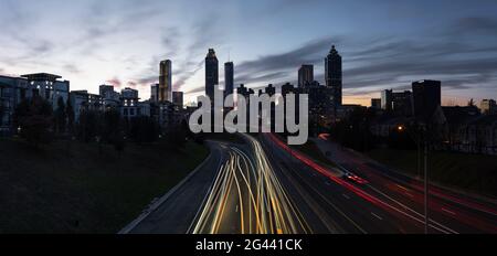 Leichte Wege auf Straßen in der Stadt bei Nacht, Atlanta, Georgia, USA Stockfoto