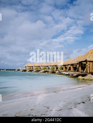 Aruba Strand mit rosa Flamingos am Strand, Flamingo am Strand in Aruba Island Karibik Stockfoto