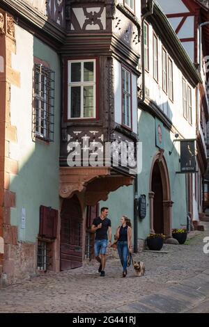 Junges Paar mit Hund schlendert entlang des historischen Marktplatzes Schnatterloch, Miltenberg, Spessart-Festland, Franken, Bayern, Deutschland, Europa Stockfoto