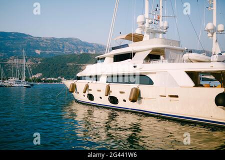 Luxuriöse weiße Motoryacht segelt am Bootssteg von vorbei Budva Montenegro Stockfoto