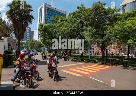 Motorradtaxis warten auf Kunden im Stadtzentrum, in Kigali, in der Provinz Kigali, in Ruanda und in Afrika Stockfoto