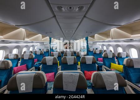 Farbenfrohes Interieur der Moana Premium Economy Class an Bord der Air Tahiti Nui Boeing 787 Dreamliner, Flughafen Paris Charles de Gaulle (CDG), nea Stockfoto