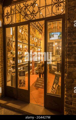 Kleines Lebensmittelgeschäft in San Gimignano, Provinz Siena, Toskana, Italien Stockfoto