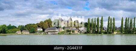 Schloss über dem See, Ille et Vilaine, Combourg, Bretagne, Frankreich Stockfoto