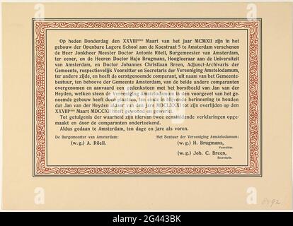 Statement zur Platzierung eines Gedenksteins in einem Gebäude in der Koestraat in Amsterdam, in dem Jan van der Heyden gelebt hat, 1912. Textblatt mit einer Erklärung zur Veröffentlichung am 28. März 1912 im Namen des Amstelodamum-Vereins eines Gedenksteins in der Volksschule in der Koestraat 5 in Amsterdam, wo Jan van der Heyden von 1681 bis 1712 lebte und arbeitete. Im Namen des Bürgermeisters von Amsterdam A. Röell und des Vorstandes des Amstelodamum-Vereins. Stockfoto