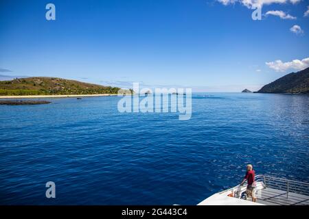 Der Katamaran Yasawa Flyer II (South Sea Cruises) bringt Passagiere zu Resorts und Hostels im Yasawa-Archipel, in der Nähe der Insel Wayaseva, der Yasawa Group, Stockfoto