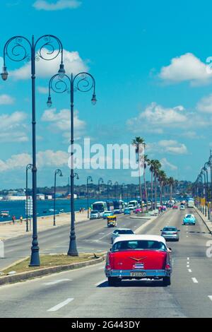 Klassisches rotes Auto an der Küstenstraße in Havanna, Kuba Stockfoto