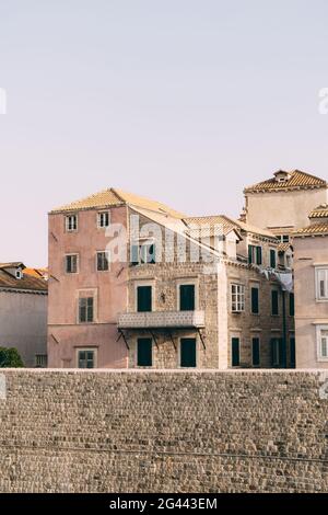 Fassaden von Wohngebäuden hinter der Mauer in der Altstadt von Dubrovnik, Kroatien. Stockfoto