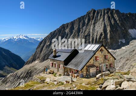 Hütte Baltschiederklause mit Blick über das Baltschiedertal zu den Walliser Alpen mit Dom, Baltschiederklause, Berner Alpen, Wallis, Schweiz Stockfoto