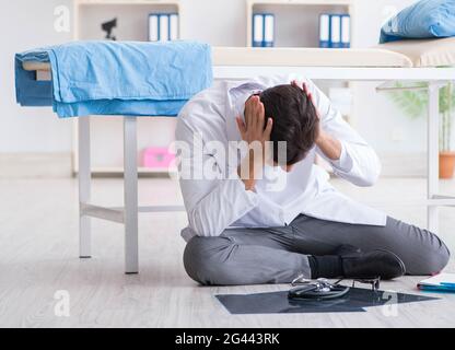 Arzt sitzen auf dem Boden im Krankenhaus Stockfoto