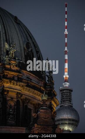 Blick auf den Berliner Dom mit Fernsehturm im Hintergrund, Berlin, Deutschland Stockfoto