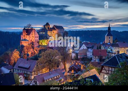 Beleuchtete Burg Hohnstein mit Hohnstein, Nationalpark Sächsische Schweiz, Sächsische Schweiz, Elbsandstein, Sachsen, Deutschland Stockfoto