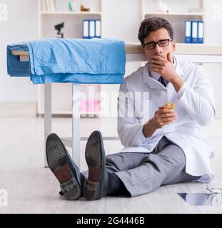 Arzt sitzen auf dem Boden im Krankenhaus Stockfoto