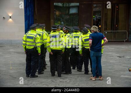 London, Großbritannien. Juni 2021. Ein Fußballfan steht hinter einer Gruppe von Polizisten auf dem Leicester Square in London, wo sich schottische Fußballfans in Massen versammelt haben.die Polizei nimmt vor der EM 2020 England gegen Schottland als Fanrivale in London Teil. (Foto von Dave Rushen/SOPA Images/Sipa USA) Quelle: SIPA USA/Alamy Live News Stockfoto